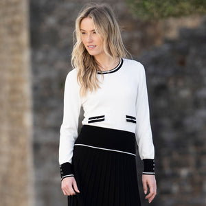 8000 - Contrast Stripe Piped Edge Sweater