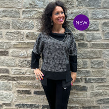 4320-17 - Abstract Stitch Print Top