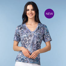 A47115 - V-Neck Reptile Print Top