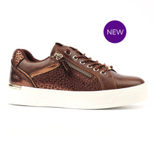 DLB210 - Gaby Metallic Platform Trainer